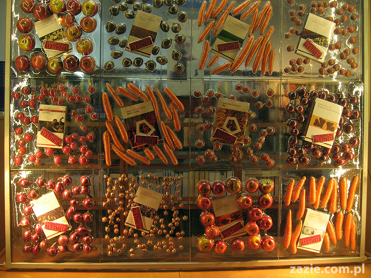 instalacja z warzyw na witrynie księgarni Prusa