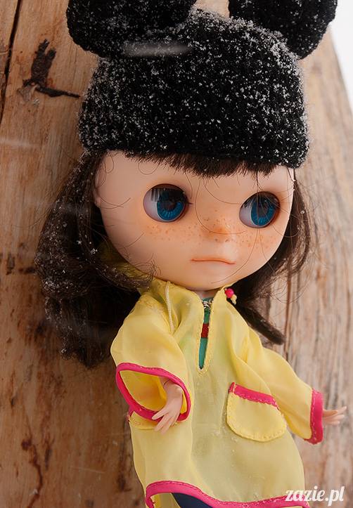 lalka Blythe doll Simply Chocolate & Vanilla custom ooak by Zazie Oh!Zazie, winter time play on the snow ski mountains 