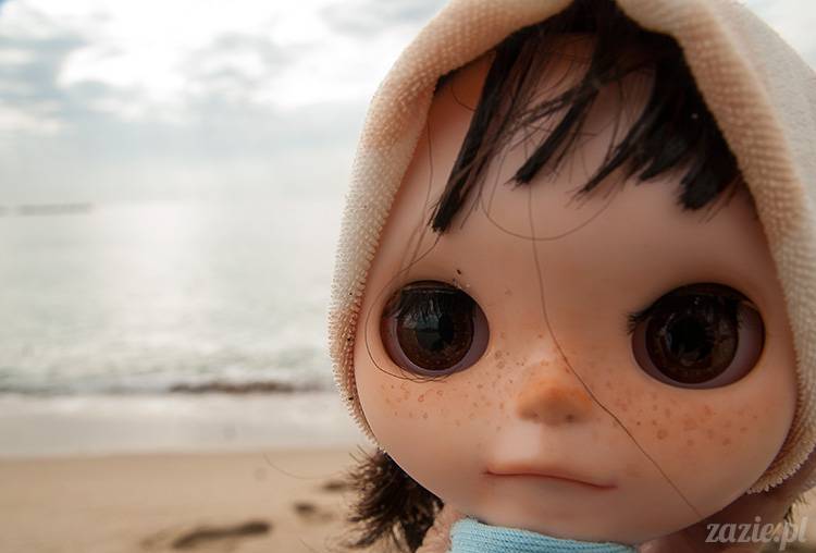 Blythe dolls on the beach, lalki Blythe na plaży, Blythe Custom OOAK by Zazie