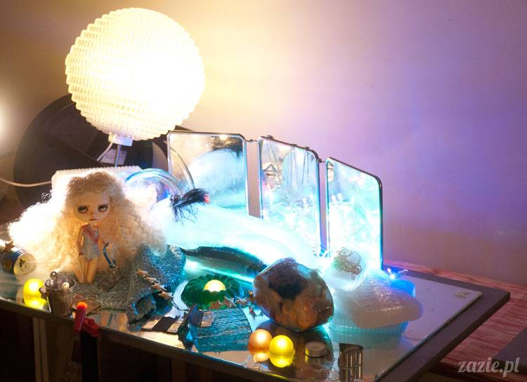 świąteczna sesja zdjęciowa Posłańca Uczuć, scenografia: Monika Sudół i Elwira Pluta, foto: Szymon Szcześniak, lalki:  Zazie