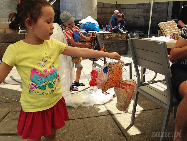warsztaty plastyczne recyklingowe dla dzieci prowadzone przez Zazie i Syd na Placu Defilad pod Pałacem Kultury