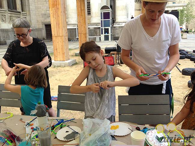 zajęcia dla dzieci, recyklingowe warsztaty plastyczne dla dzieci i rodziców, prowadzenie Olga Zazie i Syd Breslauer, organizator Cafe Kulturalna