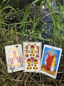 karta dnia: TRÓJKA KIELICHÓW (PUCHARÓW)