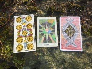 karta dnia: DZIEWIĄTKA DENARÓW (albo PENTAKLI, DYSKÓW, MONET)